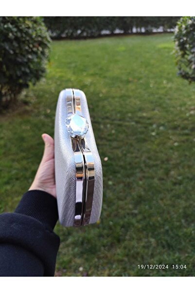 lowell home Сріблясто-сіра сумочка з деталями з металу, нова модель