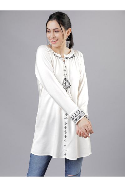 Vishudh By Styli بلوزة طويلة مطبوعة برباط على الرقبة