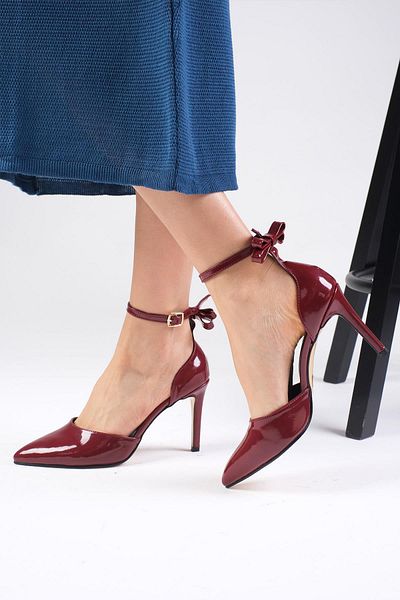 Mio Gusto Pantofi cu toc de damă Sofia Burgundy din piele lăcuită cu cureaua la gleznă și cataramă laterală