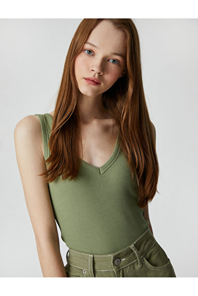 Koton قميص داخلي مضلع أساسي بدون أكمام ورقبة على شكل حرف V