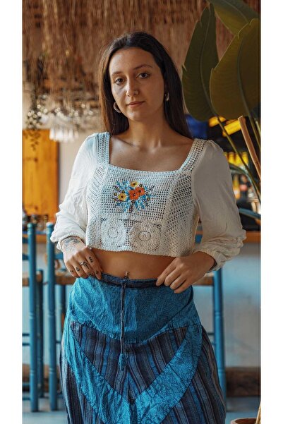 Miss Boheme بلوزة بيضاء مطرزة بالزهور ذات الياقة المربعة