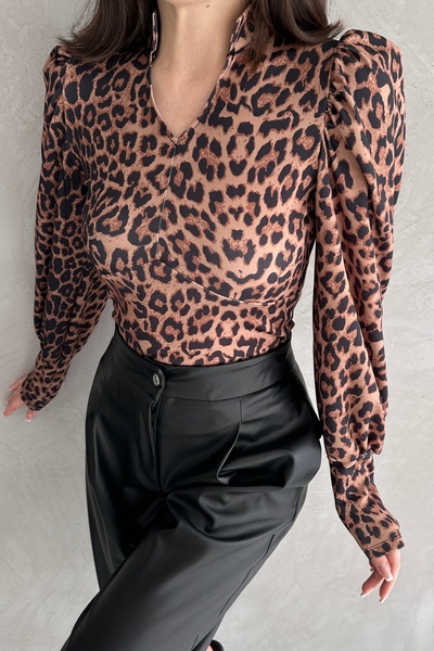 Fav Style Γυναικεία μπλούζα με μακρυμάνικο γιακά με στάμπα καφέ χρώματος λεοπάρ