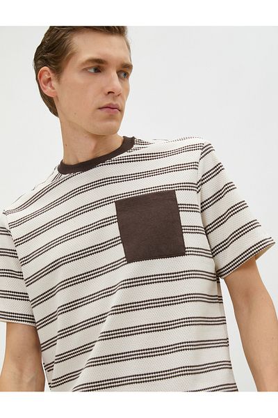 Koton T-Shirt mit Rundhalsausschnitt, strukturierten Taschen, kurzen Ärmeln