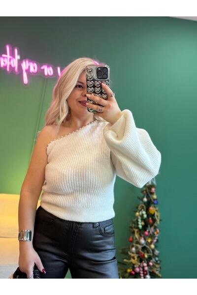 Tuğba Beyaz İnci Detaylı Tek Omuz Kazak