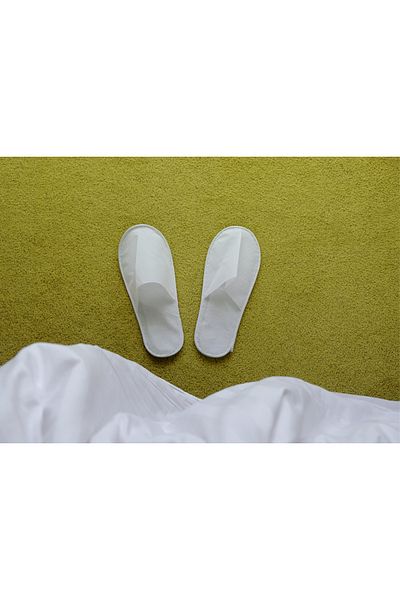 otel bukleti White Polyethylene Sole Hotel Slippers - 100 Pcs