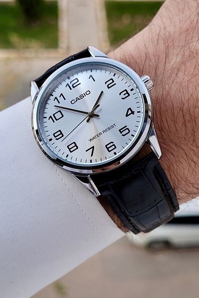 Casio ساعة يد رجالية باللون الأسود مع قرص فضي