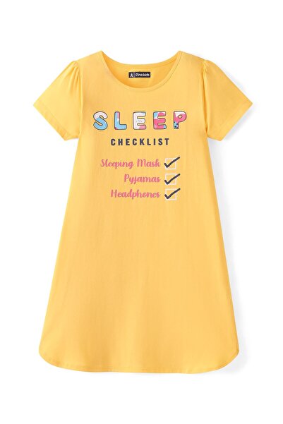 Pine kids فستان نوم بأكمام قصيرة من القطن المحبوك للأطفال مطبوع عليه نص - أصفر