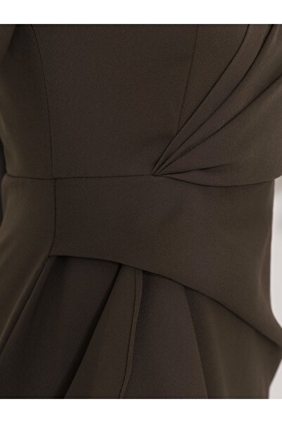 Modamorfo Krepové šaty s asymetrickým výstřihem a otevřeným předním detailem - hnědé