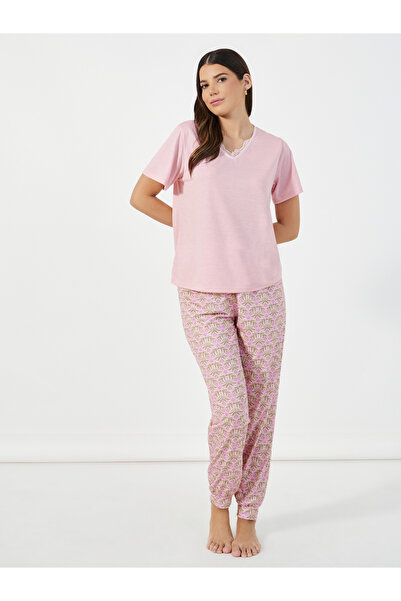 Styli V Neck Scallop Floral Lace Trim T-Shirt and Floral Print Cuffed Pyjama Set
