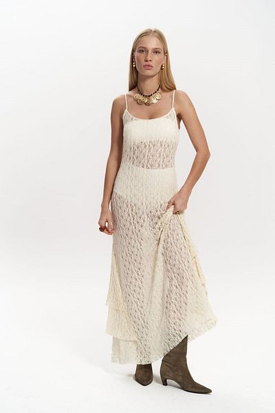 MAİ COLLECTİON Beigefarbenes langes Kleid mit Handspitze