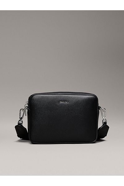 Calvin Klein Dámská podšitá černá taška přes rameno s nastavitelným popruhem a obdélníkovým designem K60K 613084 -BEH