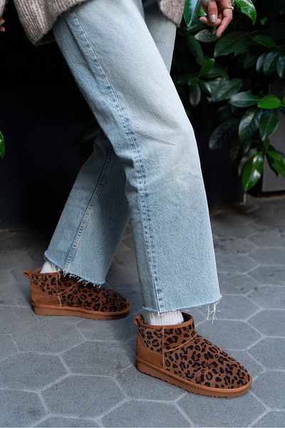 NİŞANTAŞI SHOES Mini Tan gemusterte Damenstiefel aus echtem Wildleder mit flacher Sohle und Fell innen