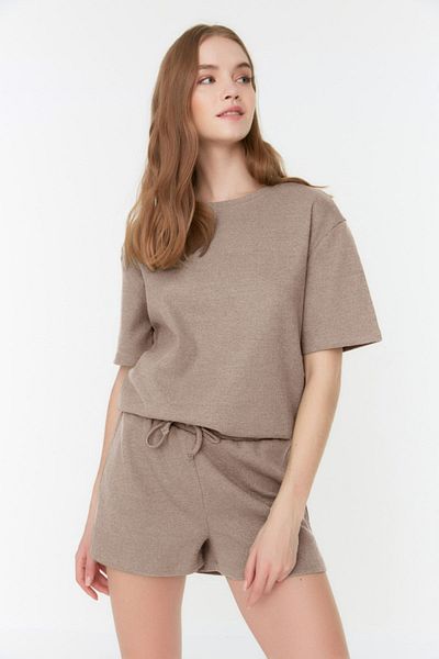 Trendyol Collection Gestricktes Pyjama-Set aus beigefarbenem Waffelstoff mit Shorts THMSS22PT0524