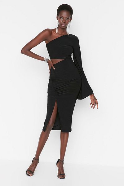 Trendyol Collection Schwarzes, tailliertes, gestricktes, detailliertes, elegantes Abendkleid TPRSS21EL0181