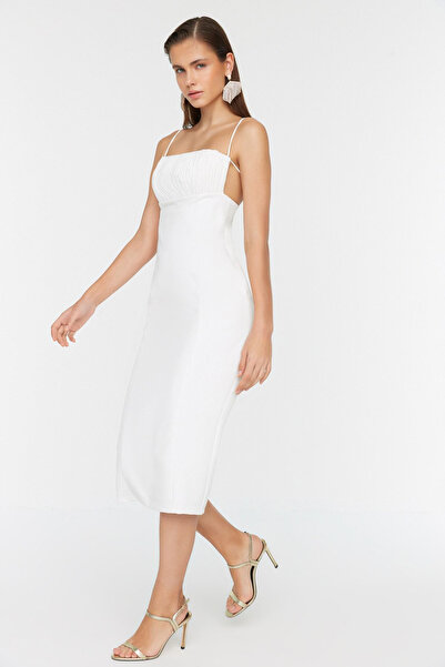 Trendyol Collection Svatební bílý límec Detailní tkané večerní šaty Noční šaty pro návrat domů TPRSS22EL3197