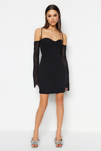 Trendyol Collection Černé přiléhavé tkané krátké stylové večerní šaty Noční šaty pro návrat domů TPRAW23EL00052