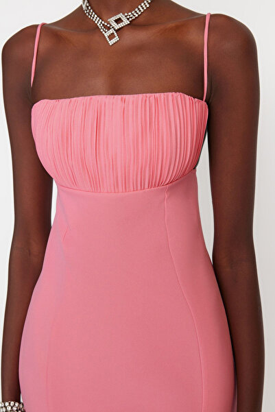 Trendyol Collection Hellrosa, figurbetontes, gefüttertes, gewebtes Abendkleid TPRSS22EL3197