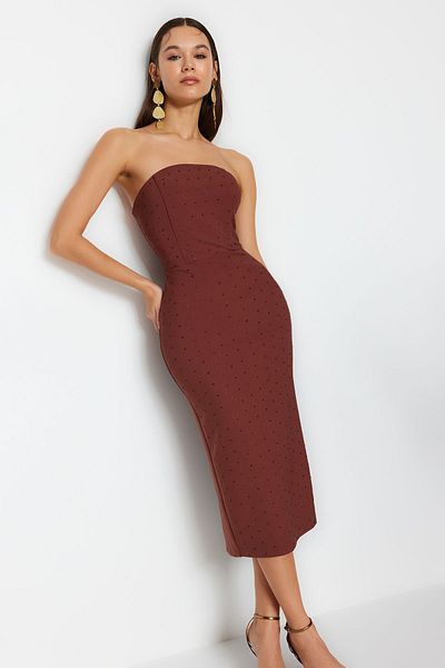 Trendyol Collection Braunes, gewebtes Abendkleid mit glänzenden Steindetails – gefüttert und körperbetont TPRSS23EL00476