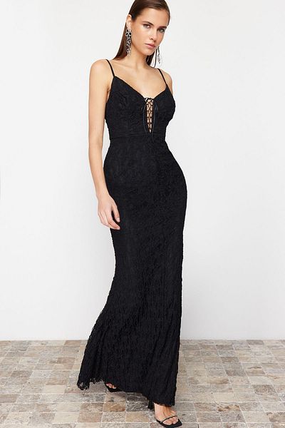 Trendyol Collection Μαύρο μακρύ βραδινό φόρεμα με λεπτομέρεια από πλεκτή δαντέλα - Δέσιμο στο στήθος - TPRSS24AE00031