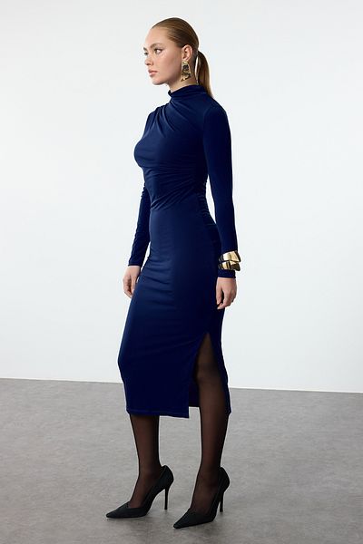 Trendyol Collection Saks Body-Fitting gestricktes, stilvolles Midi-Abendkleid TPRAW25EL00065