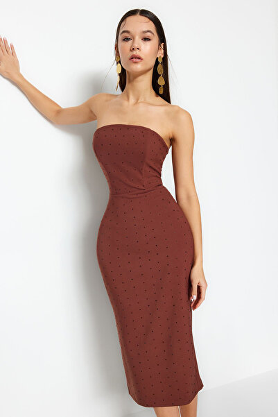 Trendyol Collection Hnědé tkané večerní šaty s lesklým kamenným detailem – podšité a vypasované Tprss23El00476