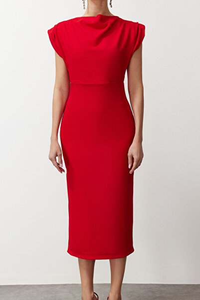 Trendyol Collection Rotes, figurbetontes, gewebtes, stilvolles Abendkleid mit Degaje-Kragen TPRSS24EL00156