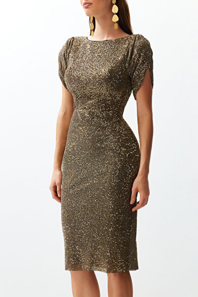 Trendyol Collection Złota dopasowana, błyszcząca dzianinowa sukienka z cekinami, elegancka wieczorowa na bal TPRSS24EL00108