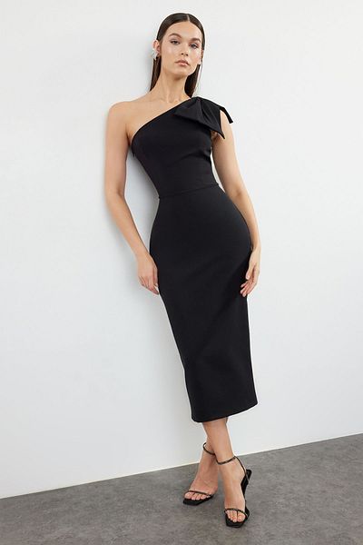 Trendyol Collection Schwarzes, figurbetontes, einschultriges, gewebtes Midi-Abendkleid mit Schleifendetail, Nachtabendkleid TPRSS24EL00258