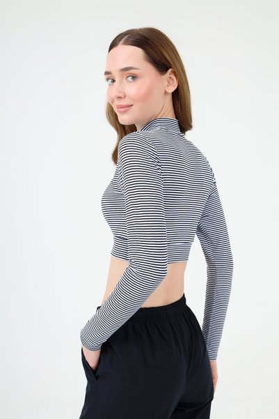 Viridi Medical Fashion ياقة مدورة، مخططة، جسم قصير، أسود وأبيض