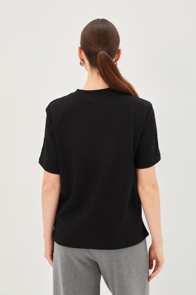 Allyco Πλεκτό μπλουζάκι με λεπτομέρεια από πέτρα με άνετη εφαρμογή