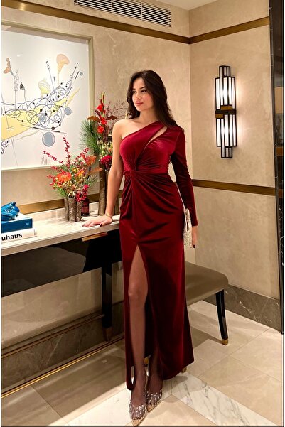 Büşra Ayhan Burgundy Velvet Dress with Single Sleeve Detail
