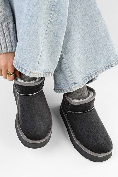 Shoeberry Tmavě šedé dámské krátké semišové boty Uggys s peřím uvnitř