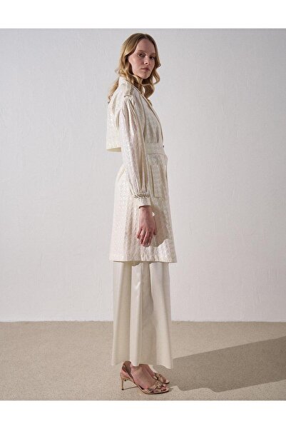 Kayra Kaz Ayağı Desenli Jakarlı Kruvaze Trençkot Ekru