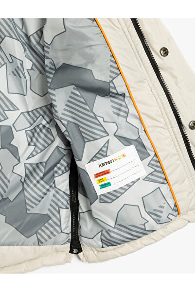 Koton Pelziger Kapuzenmantel mit Pattentasche und Reißverschluss. Detaillierter Windschutz