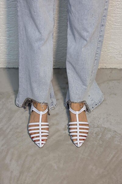 Beyond Γυναικεία πέδιλα λουστρίνι με λουράκι με μυτερή μύτη με λευκή παλάμη BYND24900