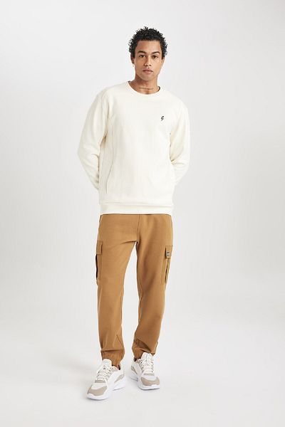 DeFacto Bedrucktes Sweatshirt mit Rundhalsausschnitt und Taschen – Passform Standard B4773ax24sp