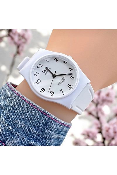 Q&Q Vp34j790y - Waterproof Young Girl Wristwatch with Silicone Cord