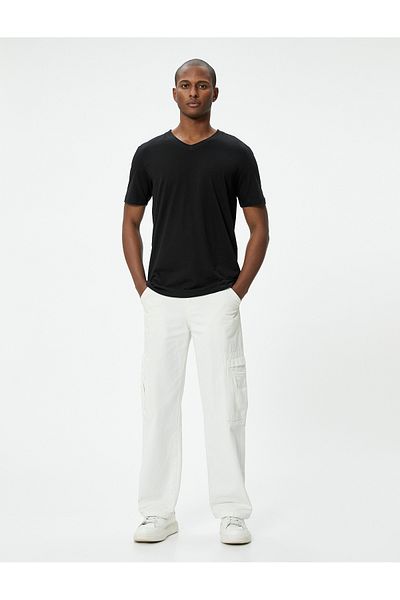 Koton Slim Fit T-Shirt aus Baumwolle mit V-Ausschnitt und kurzen Ärmeln