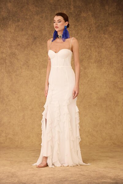 Carmen Beyaz Volanlı Yırtmaçlı Şifon Dış Çekim Elbisesi