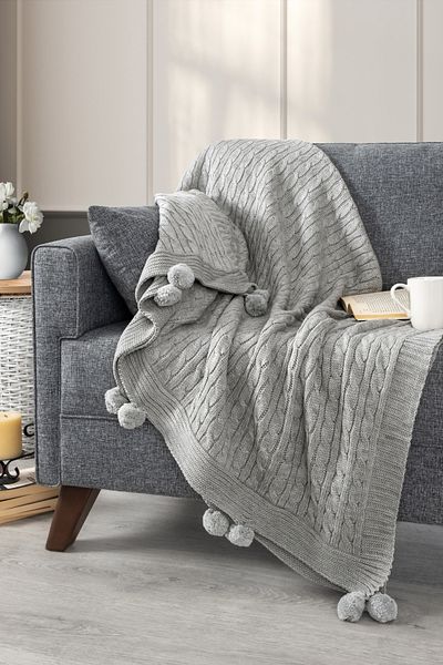 Sevim Pătură TV cu pompon gri deschis - șal pentru umeri și canapea - 130x170cm