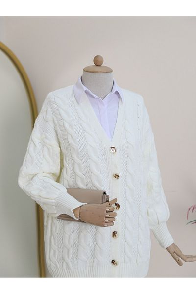 Modamorfo Strickjacke mit geflochtenen Haaren und Knöpfen – ecru