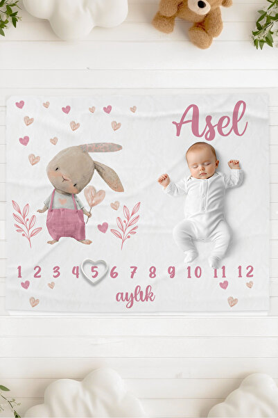 Lilabio %100 Pamuk İsme Özel Bebek Fotoğraf Çekim Anı Örtüsü (120x100 cm) Pembe Tulumlu Tavşan