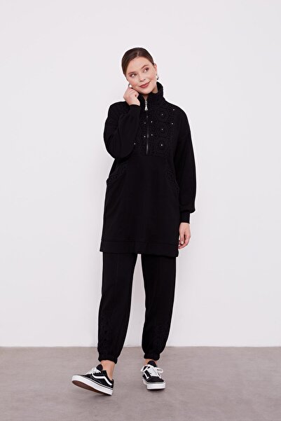 Levidor Αθλητικό κοστούμι με λεπτομέρεια από μαύρη δαντέλα