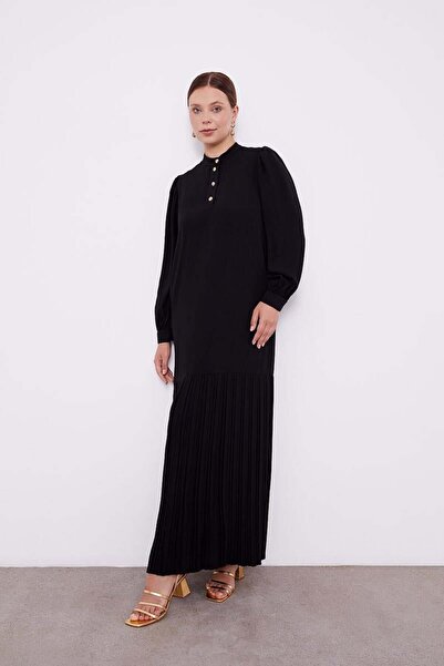 Levidor Μαύρο φόρεμα από σιφόν με πλισέ με γιακά δικαστή