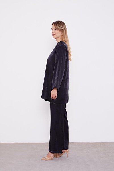 Levidor Black Shoulder Embroidered Satin Double Suit