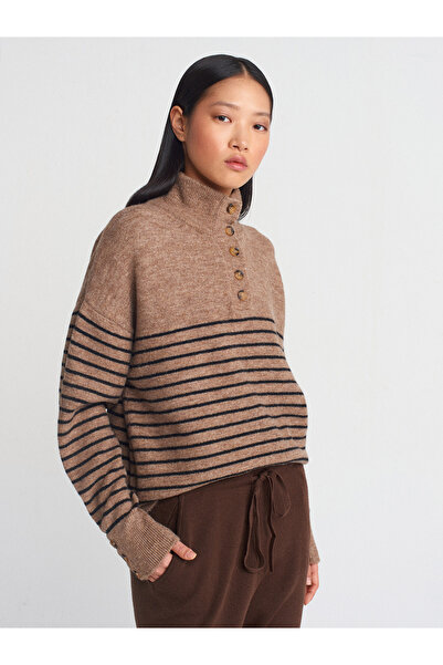 Dilvin 10692 Πλεκτό πουλόβερ με ριγέ γιακά με βάση βιζόν μοντέλο - Μέγεθος S