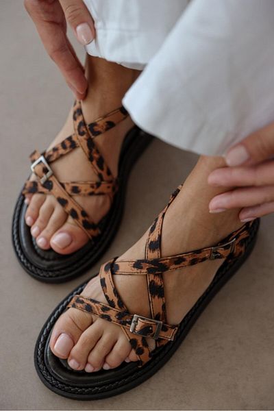 StWenn Queen Cross Strap Detailed Women's Sandals
