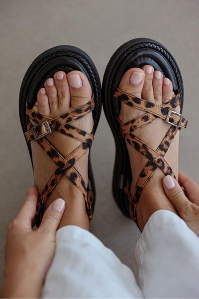 StWenn Queen Cross Strap Detailed Women's Sandals