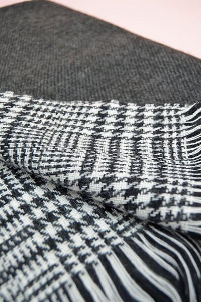 Sacce Scarves&Accessories شال كتف شتوي منقوش باللون الأسود