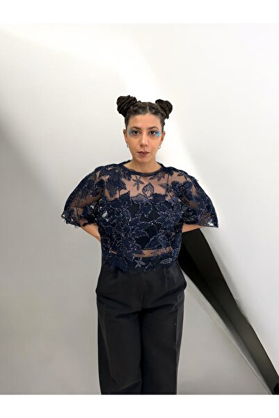 Pastelist. Kasnak işlemeli özel tasarım transparan bluz